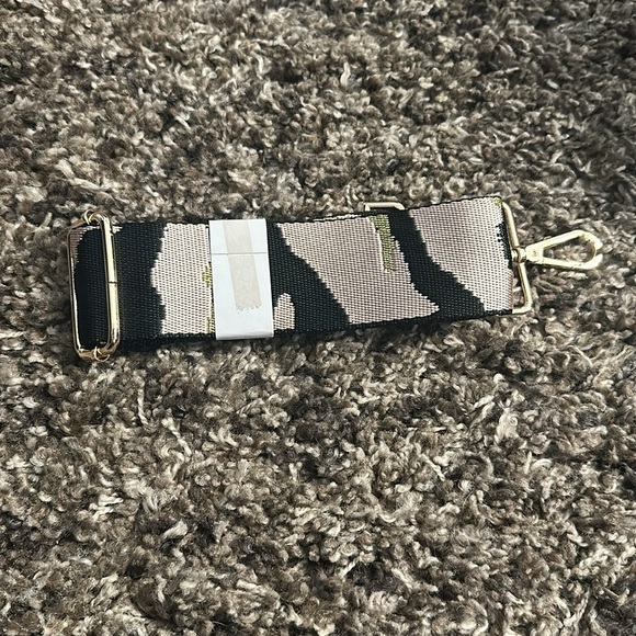 CAMO CROSS BODY STRAP NWT - Picture 2 of 3
